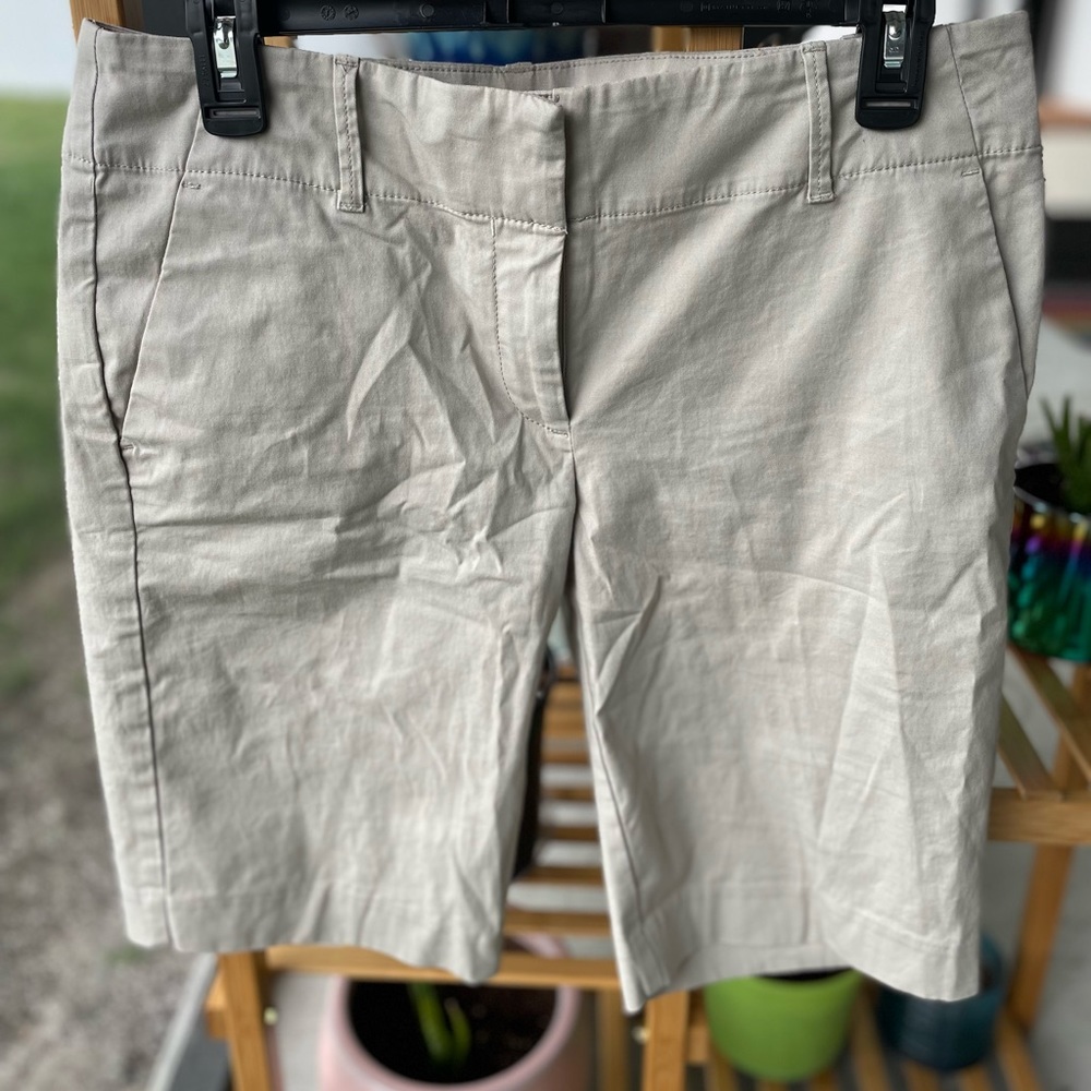 ☀️ Ann Taylor Size 6 Long Shorts, Color: Cream/Grey Good Pockets, Soft